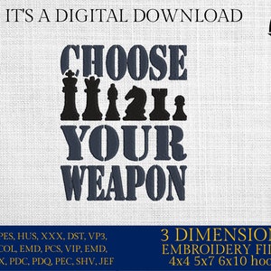 Puede incluir: Una descarga digital de archivos de bordado para un diseño que dice "Elige Tu Arma" con piezas de ajedrez. El diseño está en negro y gris sobre un fondo blanco. Los archivos de bordado están disponibles en 3 tamaños: 4x4, 5x7 y 6x10 aros.