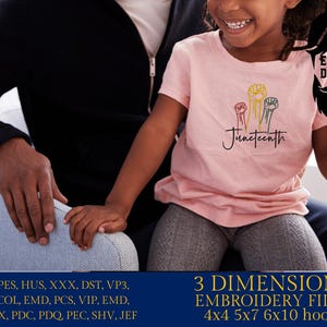 K&ouml;nnte beinhalten: Ein rosa T-Shirt mit einem Design aus erhobenen F&auml;usten und dem Wort "Juneteenth" darauf. Das Shirt wird von einem Kind getragen. Das Bild enth&auml;lt auch den Text "Embro Daddy" und "3 Dimensions Embroidery Files 4x4 5x7 6x10 hoops".