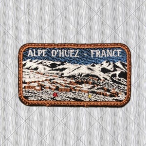 Peut inclure: Un écusson brodé rectangulaire représentant un paysage de montagne avec des sommets enneigés et un village. Le texte ALPE D'HUEZ - FRANCE est brodé en blanc en haut. L'écusson possède une bordure marron épaisse et un ciel bleu en arrière-plan.