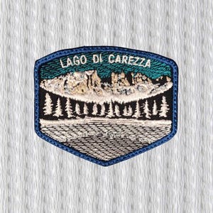 Toppa Ricamata “Lago di Carezza” – Patch Dolomiti, Emblema Montagna, Souvenir Italia, Applicazione Termoadesiva per Zaini e Giacche