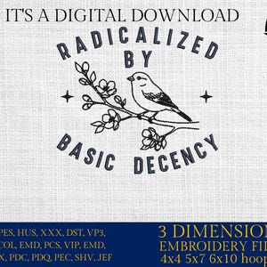 Op de afbeelding: Digitaal borduurontwerp met de tekst "RADICALIZED BY BASIC DECENCY" rond een vogel op een tak. Het ontwerp bevat de tekst "IT'S A DIGITAL DOWNLOAD" en "3 DIMENSIONS EMBROIDERY FILES".