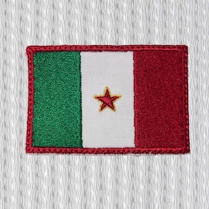 Peut inclure: Écusson brodé représentant le drapeau du Sénégal. Le patch rectangulaire présente des rayures verticales vertes, blanches et rouges. Une étoile dorée est centrée sur la bande blanche. Le patch a une bordure rouge cousue.