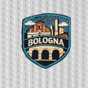 Könnte beinhalten: Gestickter Aufnäher mit der Stadt Bologna, Italien. Der Aufnäher hat eine Schildform mit blauem Rand und zeigt ein Stadtbild mit dem Wort "BOLOGNA" in cremefarbener Schrift. Das Design umfasst eine Brücke und Gebäude.