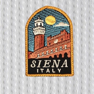 Könnte beinhalten: Gestickter Aufnäher mit einer stilisierten Darstellung von Siena, Italien. Das Design zeigt einen hohen Turm, eine Festung, eine gelbe Sonne und den Text "SIENA ITALY" auf schwarzem Grund, umrahmt von einem goldenen Rand.