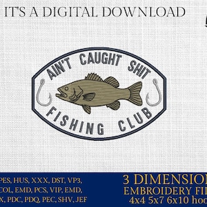 Puede incluir: Archivo de bordado digital con un gráfico de pez y el texto "Ain't Caught Shit Fishing Club". El diseño incluye un pez, anzuelos y texto dentro de un marco ovalado. También incluye el texto "It's a Digital Download".