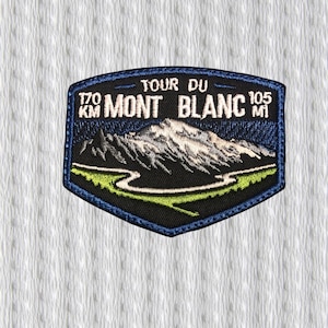 Könnte beinhalten: Gestickter Aufnäher mit einer Berglandschaft und dem Text "TOUR DU MONT BLANC". Der Aufnäher zeigt die Entfernungen "170 KM" und "105 MI". Das Design hat einen blauen Rand, einen schwarzen Hintergrund und eine grün-weiße Berglandschaft.