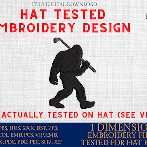 Può includere: Design di ricamo digitale per cappelli. Il design presenta una silhouette nera di Bigfoot con una mazza da golf. Il testo rosso recita "HAT TESTED EMBROIDERY DESIGN" e "FILE ACTUALLY TESTED ON HAT (SEE VIDEO)". Include vari formati di file di ricamo.