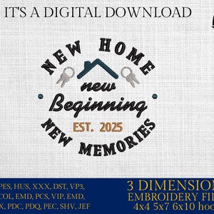 Op de afbeelding: Digitaal downloadontwerp met de tekst "New Home, New Beginning, New Memories, Est. 2025." Bevat een huisafbeelding en sleutels. Het ontwerp is voor borduurbestanden, met 4x4, 5x7 en 6x10 frames.