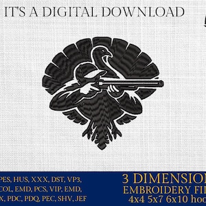 Könnte beinhalten: Schwarz-weiß Stickdesign eines Truthahnjägers, der mit einer Schrotflinte zielt. Der Text "IT'S A DIGITAL DOWNLOAD" steht oben. Unter dem Bild steht der Text "3 DIMENSIONS EMBROIDERY FILES 4x4 5x7 6x10 hoops".
