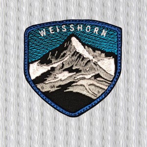 Könnte beinhalten: Gestickter Aufnäher mit einem Bergmotiv und dem Wort "WEISSHORN" in Weiß. Der Aufnäher hat einen blauen Rand und einen blauen Himmelshintergrund. Der Berg ist in Grau- und Weißtönen dargestellt.