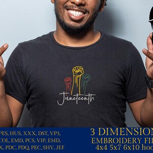 K&ouml;nnte beinhalten: Ein schwarzes T-Shirt mit einer Grafik von erhobenen F&auml;usten und dem Wort "Juneteenth". Das T-Shirt wird von einer Person mit dunkler Hautfarbe getragen. Das Bild enth&auml;lt auch Text, der lautet: "EXP, PES, HUS, XXX, DST, VP3, CSD, COLL, EMD, PCS, VIP, EMD, INF, JPX, PDC, PDQ, PEC, SHV, JEF" und "3 DIMENSIONS EMBROIDERY FILES 4x4 5x7 6x10 hoops".