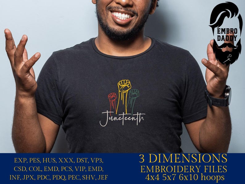 K&ouml;nnte beinhalten: Ein schwarzes T-Shirt mit einer Grafik von erhobenen F&auml;usten und dem Wort "Juneteenth". Das T-Shirt wird von einer Person mit dunkler Hautfarbe getragen. Das Bild enth&auml;lt auch Text, der lautet: "EXP, PES, HUS, XXX, DST, VP3, CSD, COLL, EMD, PCS, VIP, EMD, INF, JPX, PDC, PDQ, PEC, SHV, JEF" und "3 DIMENSIONS EMBROIDERY FILES 4x4 5x7 6x10 hoops".