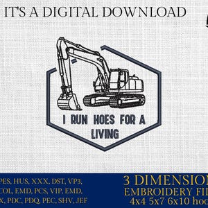 Może przedstawiać: Cyfrowy plik haftu z czarnym obrysem koparki w ciemnoniebieskim sześciokącie. Tekst brzmi "I RUN HOES FOR A LIVING". Zawiera formaty plików i rozmiary tamborków. U góry znajduje się tekst "IT'S A DIGITAL DOWNLOAD".