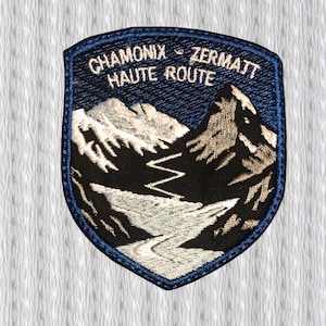 Könnte beinhalten: Gestickter Aufnäher mit blauem Rand und einem Design mit Bergen und einem sich schlängelnden Fluss. Der Text "CHAMONIX - ZERMATT HAUTE ROUTE" ist oben aufgestickt. Der Aufnäher hat eine Schildform.