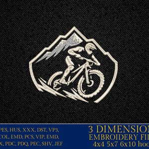 Op de afbeelding: Wit geborduurd mountainbike-ontwerp met een fietser, geplaatst in een schildvorm. Het ontwerp bevat bergtoppen en een fietser op een mountainbike. De tekst luidt "3 DIMENSIONS EMBROIDERY FILES 4x4 5x7 6x10 hoops".