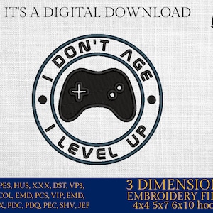 Puede incluir: Un diseño bordado en azul y negro que representa un mando de videojuego con el texto "I Don't Age I Level Up". El diseño es para archivos de bordado en tamaños de aro 4x4, 5x7 y 6x10.