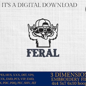 Może przedstawiać: Cyfrowy wzór haftu przedstawiający szopa w okularach przeciwsłonecznych i czapce z daszkiem, z napisem „FERAL” poniżej. Projekt jest dostępny w 3 wymiarach i różnych formatach plików dla tamborków 10x10, 12.7x17.8 i 15.2x25.4 cm. U góry znajduje się napis „IT'S A DIGITAL DOWNLOAD”.