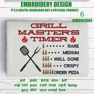 Könnte beinhalten: Stickmuster für einen Grillmeister-Timer. Das Design zeigt einen Spatel und eine Grillgabel, die sich kreuzen. Das Design enthält auch eine Liste der verschiedenen Garstufen für Grillfleisch, wobei die entsprechende Anzahl an Bierflaschen die Zeit darstellt. Der Text lautet "Grill Master's Timer", "Rare", "Medium", "Well Done", "Crispy" und "Order Pizza".