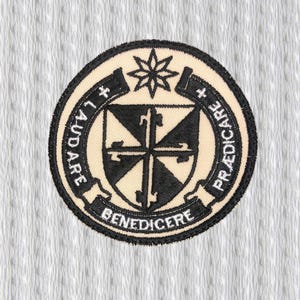 Puede incluir: Parche bordado circular con fondo crema y borde negro. El parche presenta texto negro, incluyendo "+ LAUDARE", "PRÆDICARE +" y "BENEDICERE". Una estrella y una cruz están en el centro del parche.