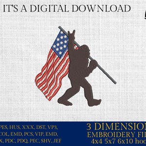 Op de afbeelding: Digitaal borduurontwerp met een Bigfoot die een Amerikaanse vlag vasthoudt. De vlag heeft rode en witte strepen en een blauw sterrenveld. De tekst "IT'S A DIGITAL DOWNLOAD" staat bovenaan. Het ontwerp is voor 4x4, 5x7 en 6x10 borduurramen.