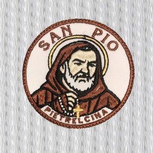 Può includere: Toppa ricamata raffigurante San Pio da Pietrelcina. Il design circolare presenta il santo in abito marrone, con un'aureola dorata e la scritta "SAN PIO PIETRELCINA" in caratteri marroni e oro.