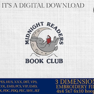 Op de afbeelding: Digitale download met een logo voor "Midnight Readers Book Club". Het logo toont een grijze konijn die een rood boek leest terwijl hij op een halve maan ligt. Tekst bevat "It's a Digital Download" en "3 Dimensions Embroidery Files".