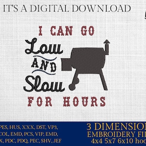Pode incluir: Arquivo de design de bordado para uma grelha com o texto "I can go low and slow for hours". O design está disponível em vários tamanhos para máquinas de bordado de 4x4, 5x7, 6x10 aros. O design está em vermelho e preto.