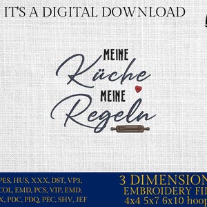 Könnte beinhalten: Digitaler Download mit dem Text "Meine Küche Meine Regeln" (Meine Küche, meine Regeln) in Schreibschrift, einem Herz und einer Teigrolle. Enthält Stickdateien für 4x4, 5x7 und 6x10 Rahmen.