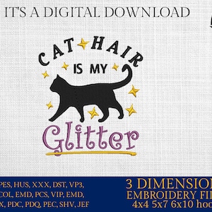 Puede incluir: Diseño de bordado con un gato negro con el texto "Cat Hair is My Glitter" en morado y estrellas doradas. El diseño está disponible en tamaños de aro de 4x4, 5x7 y 6x10.