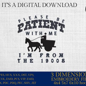 Puede incluir: Diseño de bordado en blanco y negro de un carruaje tirado por un caballo con el texto "Por favor, ten paciencia conmigo, soy de los años 1900". El diseño es para máquinas de bordar e incluye 3 tamaños: aros de 4x4, 5x7 y 6x10 cm.