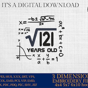 Op de afbeelding: Een digitale download van borduurbestanden voor een 121e verjaardagsontwerp. Het ontwerp bevat een groot vierkantswortelteken met het getal 121 erin, samen met verschillende wiskundige vergelijkingen en de tekst "YEARS OLD". Het ontwerp is verkrijgbaar in de maten 4x4, 5x7, 6x10.