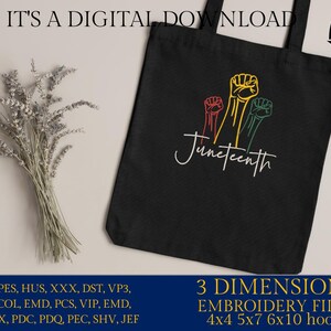 K&ouml;nnte beinhalten: Eine schwarze Tragetasche mit dem Text "Juneteenth" und einem Design aus erhobenen F&auml;usten in Rot, Gelb und Gr&uuml;n. Der Text "It's a digital download" befindet sich oben im Bild. Der Text "3 Dimensions Embroidery Files 4x4 5x7 6x10 hoops" befindet sich unten im Bild.