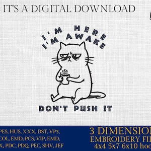Op de afbeelding: Zwart-wit borduurontwerp van een kat die een kopje koffie vasthoudt met de tekst "I'm here I'm awake Don't push it". Het ontwerp is verkrijgbaar in 3 maten: 4x4, 5x7 en 6x10 inch.