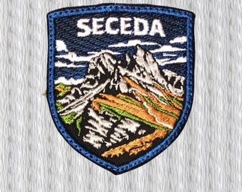 Toppa Ricamata “Seceda” – Patch Dolomiti, Emblema Montagna, Souvenir Italia, Applicazione Termoadesiva per Zaini e Giacche