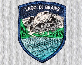 Toppa Ricamata “Lago di Braies” – Patch Dolomiti, Emblema Montagna, Souvenir Italia, Applicazione Termoadesiva per Zaini e Giacche