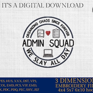 Può includere: Design di ricamo digitale con la scritta "ADMIN SQUAD" in un design circolare, con una scrivania, un cuore, una lista di controllo e un laptop. Il design include la frase "Organizzare il caos da sempre" e "Siamo fantastici tutto il giorno".