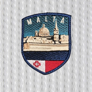 Könnte beinhalten: Gestickter Aufnäher mit dem Wort "MALTA" oben, über einer detaillierten Darstellung einer Stadtlandschaft mit einem Kuppelgebäude und einem Turm. Der Aufnäher hat einen blauen Rand und einen unteren Abschnitt mit der maltesischen Flagge.