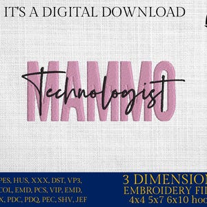 Op de afbeelding: Roze borduurwerk van het woord "Mamo" met het woord "Technologist" eronder geschreven in zwarte cursieve letters. Het ontwerp is op een witte stoffen achtergrond. De tekst "IT'S A DIGITAL DOWNLOAD" staat bovenaan de afbeelding. De tekst "3 DIMENSIONS EMBROIDERY FILES 4x4 5x7 6x10 hoops" staat onderaan de afbeelding.