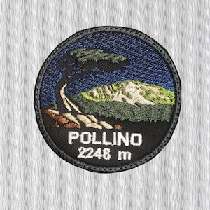 Pode incluir: Patch bordado com uma paisagem de montanha com uma árvore e o texto "POLLINO 2248 m". O patch tem uma borda preta e um esquema de cores azul e verde, com um fundo branco.