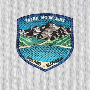 Pode incluir: Patch bordado com uma paisagem de montanha e um lago. O patch diz "TATRA MOUNTAINS" na parte superior e "POLAND - SLOVAKIA" na parte inferior. O design inclui tons de azul, verde, preto e branco.