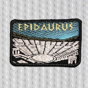 Op de afbeelding: Een rechthoekige geborduurde patch met een zwarte rand en een afbeelding van het oude theater van Epidaurus in wit garen. Het woord EPIDAURUS is in goudkleurig garen boven het theater geborduurd tegen een lichtblauwe lucht.