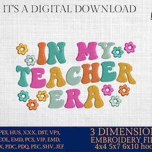Könnte beinhalten: Buntes Stickmuster mit dem Text "In My Teacher Era" in einer Retro-Schrift. Das Design ist von kleinen Blumenmotiven umgeben. Das Bild enthält eine Liste von Stickdateiformaten und Hoop-Größen.