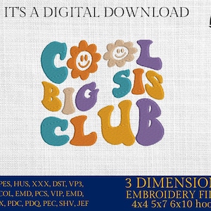 Puede incluir: Diseño bordado colorido con el texto "COOL BIG SIS CLUB" en una fuente retro. El diseño incluye detalles de flores y caras sonrientes. La imagen también indica "IT'S A DIGITAL DOWNLOAD" y "3 DIMENSIONS EMBROIDERY FILES".