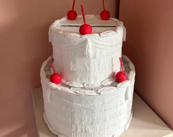 Caja para tarjetas de boda estilo pastel de dos capas con cerezas encima