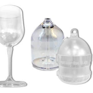 Puede incluir: Tres copas de vino de plástico transparente. Una copa es una copa de vino estándar, otra es una copa de vino plegable y la tercera es una copa de vino portátil con tapa y asa. La copa de vino portátil tiene el texto "PORTABLE WINE GLASS" impreso en el lateral.
