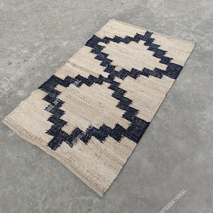 Handgewebter natürlicher Jute-Hanfteppich mit weißem Kasten-Design: Handgewebter Hanf-Jute-Teppich für eine umweltfreundliche Wohnkultur