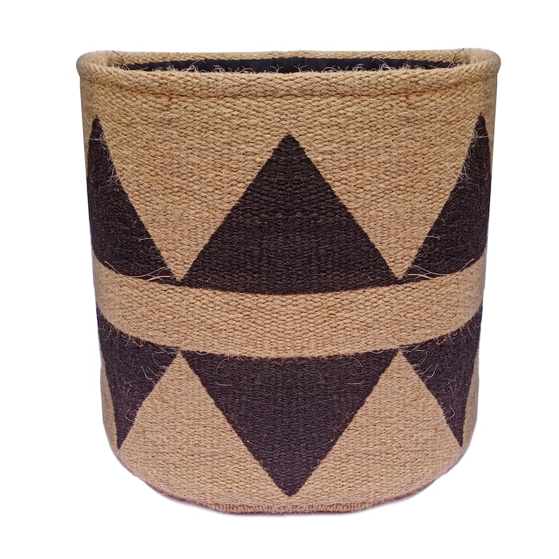 Handwoven Jute Plant Basket with Black Triangle Pattern, Handmade Indoor Plant Basket, Modern Jute Planter Basket, Living Room Decor