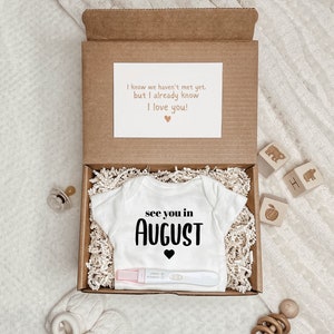 Faire-part de grossesse : rendez-vous en août, septembre, etc. - Dites à votre famille que vous êtes enceinte - Coffret cadeau grenouillère pour bébé