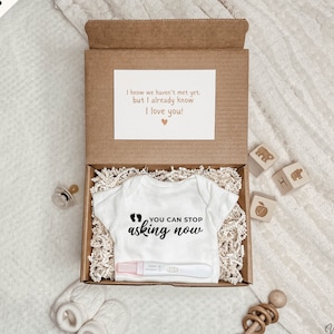 Boîte cadeau grossesse : « Arrêtez de demander maintenant » - Dites à votre famille que vous êtes enceinte - Coffret cadeau grenouillère pour bébé révélation de grossesse amusante