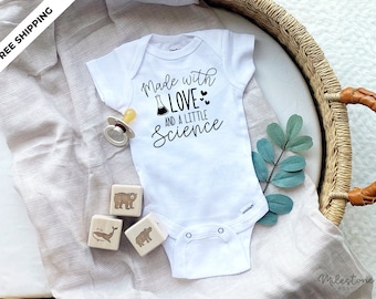 Mit Liebe und ein wenig Wissenschaft gemacht - IVF - Baby Onesie® - Geburt / Schwangerschaft Ankündigung, Custom Onesie®, Baby Body, Neugeborene-24M